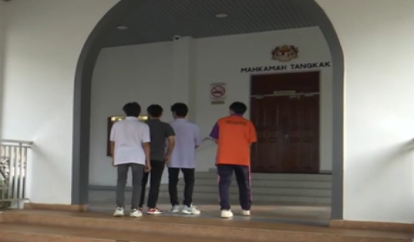 4 pelajar sekolah menengah mengaku bersalah di Mahkamah Majistret Tangkak atas tuduhan bergaduh, minggu lalu