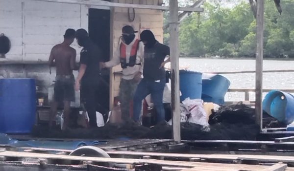 Dua lelaki warga asing ditahan Maritim dan Jabatan Imigresen pada Sabtu lalu/Foto Facebook Maritim Malaysia