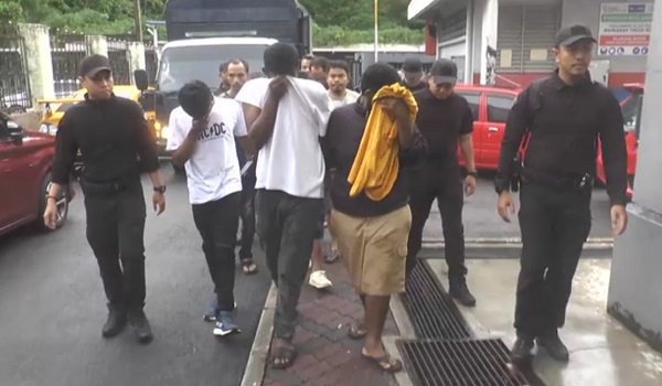 Tertuduh, I. Richi, N. Dayalan dan L. Navindran mengaku tidak bersalah di Mahkamah Majistret Johor Bahru hari ini atas pertuduhan memecah masuk sebuah restoran di Taman Desa Jaya, Johor