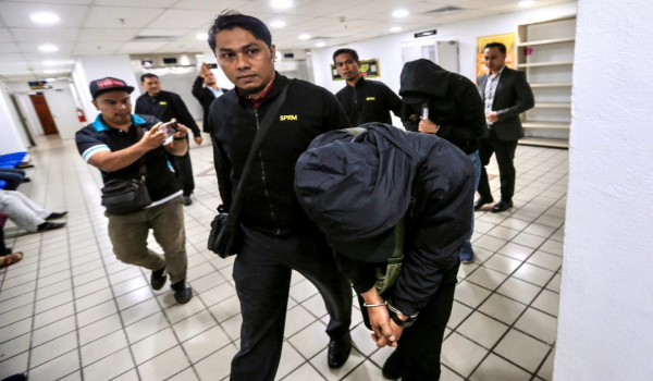 Dua penjawat awam didakwa di Mahkamah Sesyen Kuala Terengganu atas pertuduhan menerima sogokan dan memperdaya seorang wanita melibatkan wang berjumlah lebih RM4,000/RTM