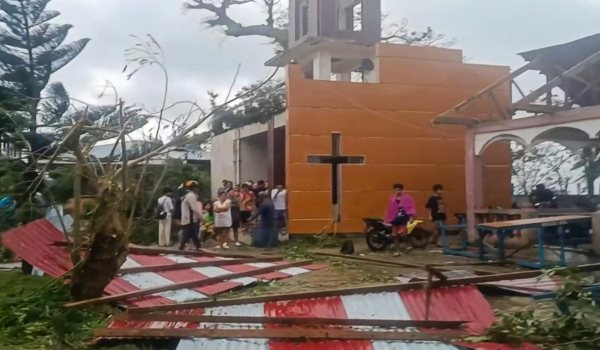Di wilayah Masbate, bumbung sebuah gereja yang dijadikan pusat perlindungan diterbangkan angin/Foto AFP