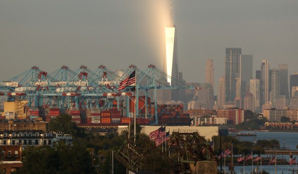 Semua produk farmaseutikal berjenama atau dipatenkan akan dikenakan tarif 100 peratus kecuali syarikat pengeluar membina kilang di Amerika/Foto AFP