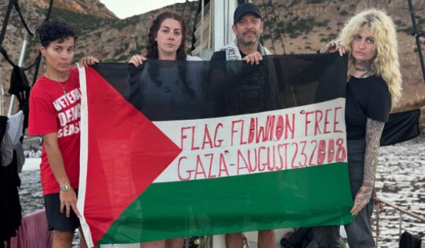 Aktivis dan veteran tentera Amerika Syarikat (AS), Zue Jernstedt (kanan). Kapten dan aktivis veteran di atas kapal Ohwayla milik @globalsumudflotilla menunjukkan bendera yang dikibarkan 'Free Gaza' ketika berjaya memecah sekatan Israel pada 2008, kini dibawa semula dalam misi penghantaran bantuan kemanusiaan ke Gaza/Foto Instagram @vetsaboutface