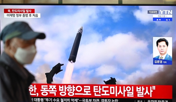 Siaran berita dengan rakaman fail ujian peluru berpandu Korea Utara/ AFP