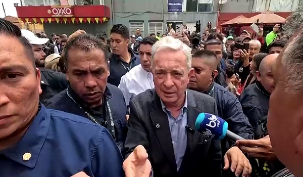 Bekas Presiden Colombia, Alvaro Uribe/ REUTERS