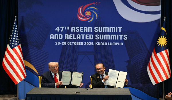 Presiden Amerika Syarikat (AS), Donald Trump (kiri) dan Perdana Menteri, Datuk Seri Anwar Ibrahim/AFP