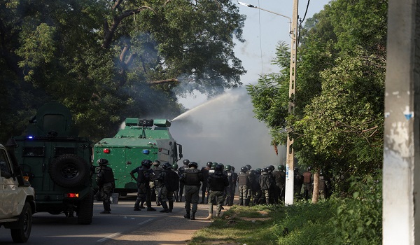 Polis antirusuhan menggunakan gas pemedih mata dan semburan air untuk menyuraikan protes pembangkang yang menuntut peralihan politik di Garoua, Cameroon/ REUTERS