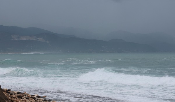 Ombak kuat mula menghempas pesisir pantai Port Royal, Jamaica menjelang ketibaan Taufan Melissa/ REUTERS