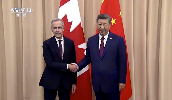 Mark Carney (kiri) bersalaman dengan Xi Jinping di sela-sela Sidang Kemuncak Kerjasama Ekonomi Asia Pasifik (APEC) 2025 di Gyeongju, Korea Selatan/ REUTERS