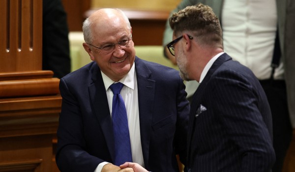 Alexandru Munteanu (kiri)/REUTERS