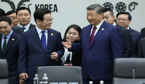 Presiden China, Xi Jinping (kanan) berbincang dengan Presiden Korea Selatan, Lee Jae Myung (kiri) semasa sidang kemuncak Kerjasama Ekonomi Asia-Pasifik (APEC) di Gyeongju, Korea Selatan/REUTERS