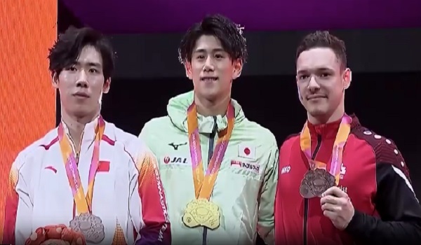 Hashimoto (tengah) meraih pingat emas acara individu all-around pada Kejohanan Dunia Gimnastik Artistik 2025 di Jakarta, Indonesia/REUTERS