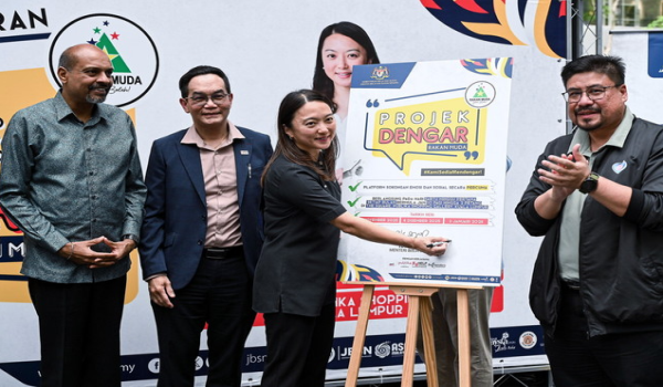 Menteri Belia dan Sukan, Hannah Yeoh (tiga, kiri) ketika gimik perasmian program Projek Dengar Rakan Muda/BERNAMA
