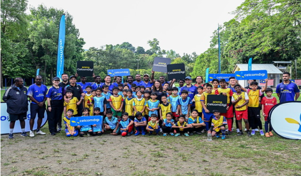 Menteri Belia dan Sukan, Hannah Yeoh bergambar bersama peserta Klinik Bola Sepak Kanak-kanak CelcomDigi/BERNAMA