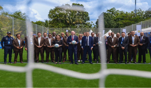 Presiden FIFA, Gianni Infantino (tengah) bergambar selepas perasmian padang mini pertama menerusi projek global Arena FIFA, bertempat di Sekolah Kebangsaan (SK) Sri Kelana, Petaling Jaya/BERNAMA