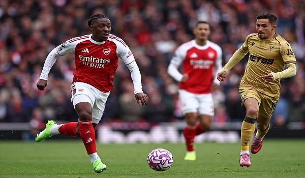 Pemain tengah Arsenal, Eberechi Eze (kiri) mengawal bola pada aksi Liga Perdana Inggeris menentang Crystal Palace di Stadium Emirates, London/ AFP