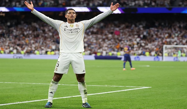 Pemain Real Madrid, Jude Bellingham meraikan jaringan kedua pasukannya ketika menentang Barcelona pada aksi La Liga di Stadium Santiago Bernabeu/ AFP
