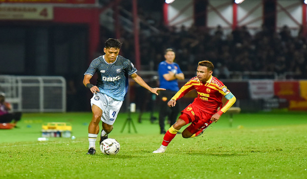 Pemain Kuala Lumpur City FC, Mohamad Kamal Azizi Mohamad Zabri (kiri) diasak oleh pemain Selangor FC, Faisal Halim pada saingan Liga Super di Stadium Majlis Bandaraya Petaling Jaya, malam tadi/ BERNAMA
