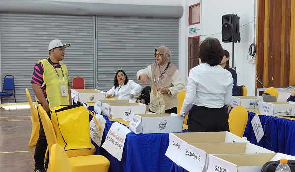 PRN SABAH : Peti undi dari beberapa kawasan tiba di pusat penjumlahan