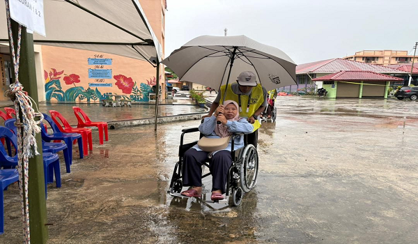 Calon utama PRN Sabah selesai mengundi seawal pagi walaupun cuaca renyai