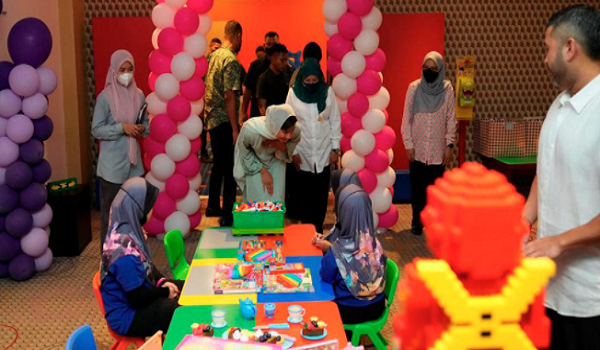 Tunku Ismail, Che' Puan Besar Khaleeda berkenan santuni Bella di Legoland