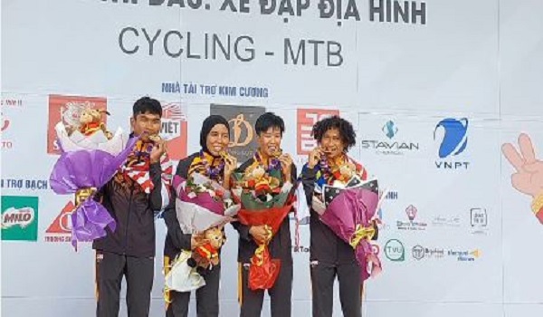 Skuad basikal MTB menang emas acara rentas desa campuran