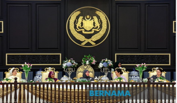Raja Permaisuri Agong berkenan berangkat ke Majlis Santapan Malam Simposium Tekstil Tradisional ASEAN ke-8