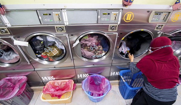 Pelanggan dobi terkejut jumpa ular sawa dalam mesin basuh