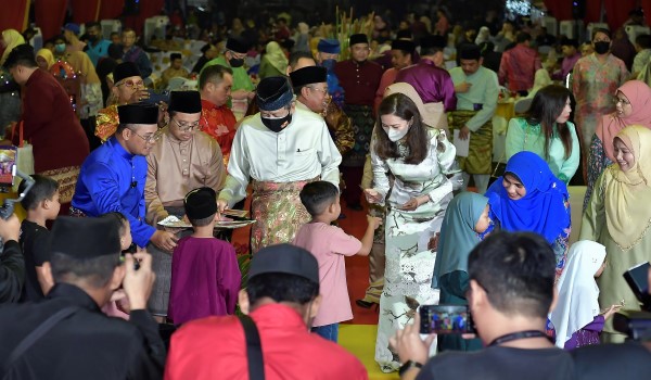 alt="Sultan Selangor, Tengku Permaisuri hadir rumah terbuka Aidilfitri negeri"