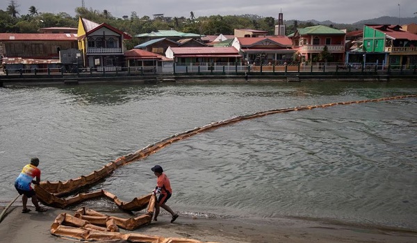Kapal tangki minyak Filipina yang karam ditemukan