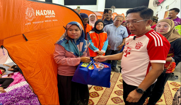 Exco Kanan Kerajaan Negeri Sembilan, Datuk Seri Jalaluddin Alias melawat penduduk yang ditempatkan di PPS SMK Lui Barat selepas kediaman dilanda ribut. /Foto FB Jalaluddin Alias 