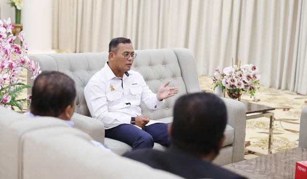 Menteri Besar Datuk Seri Amirudin Shari dalam pertemuan sesi santai pagi bersama sembilan Pegawai Daerah Negeri Selangor hari ini/Foto MB Selangor