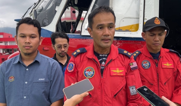 Ketua Cawangan Pengurusan Operasi Bahagian Udara Jabatan Bomba dan Penyelamat Malaysia (JBPM), Mohd Ruzaidi Ramlee bercakap kepada media di Gua Musang, Kelantan