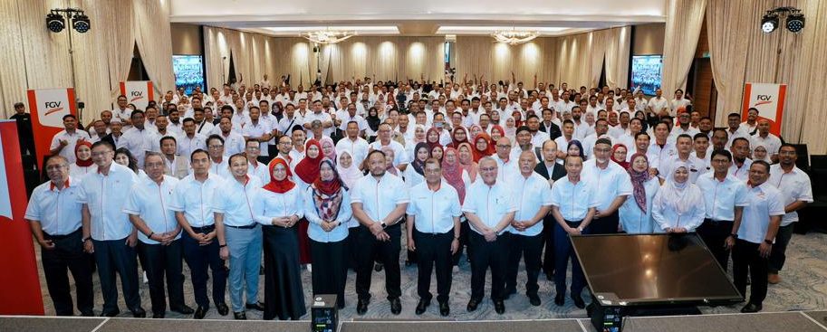 (Ke sembilan dari kiri) Fakhrunniam Othman, Ketua Pegawai Eksekutif Kumpulan FGV bergambar bersama kepimpinan kanan dan Warga FGV/Foto FGV