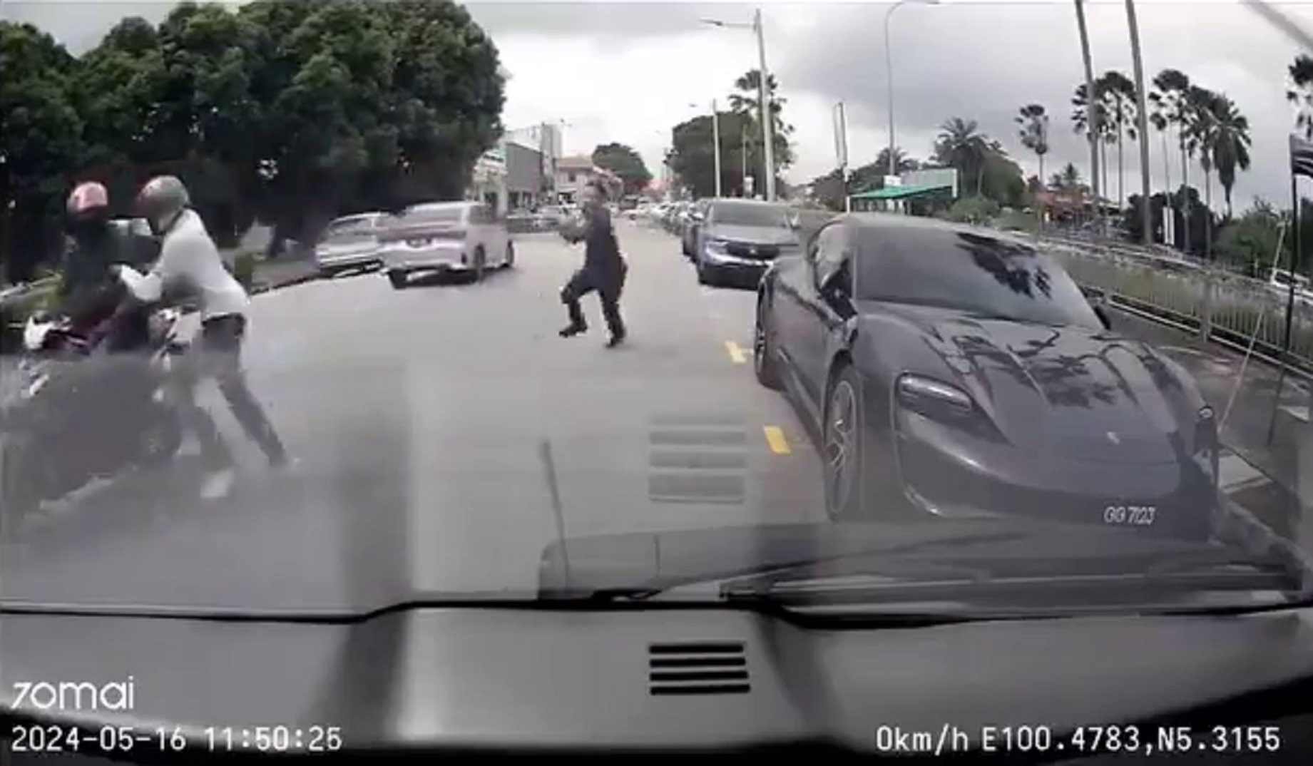 1705 TIGA LELAKI RAGUT RANTAI 3