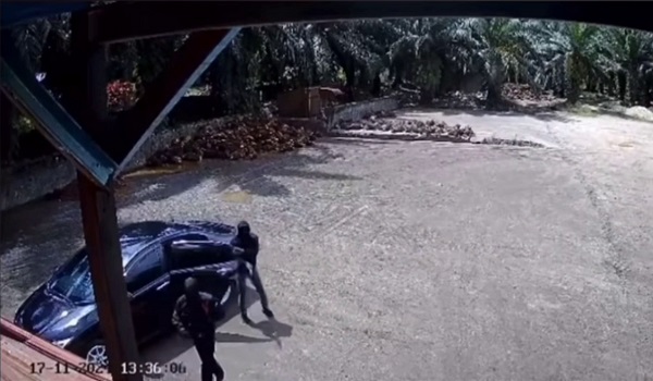 1911 POLIS BURU SAMUN SAWIT 2