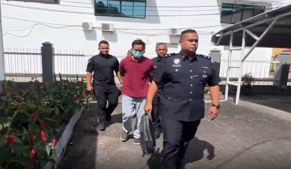 Bekas jurutera mengaku bersalah di Mahkamah Sesyen Kemaman atas pertuduhan memiliki peralatan yang digunakan untuk mencetak wang palsu. Foto RTM