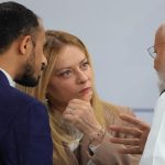 Perdana Menteri Itali, Giorgia Meloni (tengah) bercakap dengan rakan sejawatannya dari India, Narendra Modi di Sidang Kemuncak G7 di sini./ Foto AFP
