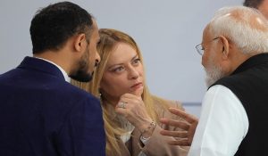 Perdana Menteri Itali, Giorgia Meloni (tengah) bercakap dengan rakan sejawatannya dari India, Narendra Modi di Sidang Kemuncak G7 di sini./ Foto AFP
