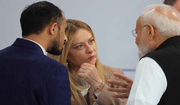 Perdana Menteri Itali, Giorgia Meloni (tengah) bercakap dengan rakan sejawatannya dari India, Narendra Modi di Sidang Kemuncak G7 di sini./ Foto AFP