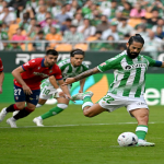 Pemain tengah Real Betis, Isco, menjaringkan gol pertama pasukannya menerusi sepakan penalti semasa perlawanan liga bola sepak Sepanyol antara Real Betis dan CA Osasuna di Stadium Benito Villamarin di Seville.