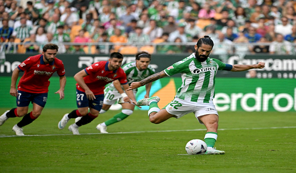 Pemain tengah Real Betis, Isco, menjaringkan gol pertama pasukannya menerusi sepakan penalti semasa perlawanan liga bola sepak Sepanyol antara Real Betis dan CA Osasuna di Stadium Benito Villamarin di Seville.