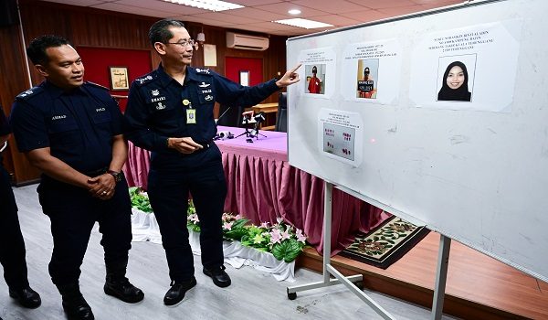 Ketua Polis Terengganu, Datuk Mohd Khairi Khairudin (kanan) menunjukkan wajah suspek yang ditahan selepas dipercayai bersubahat dengan banduan menyeludup masuk dadah ke dalam Penjara Marang di Ibu Pejabat Polis Kontinjen Kuala Terengganu hari ini/ BERNAMA