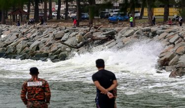 Anggota pasukan penyelamat melakukan operasi mencari dan menyelamat seorang lagi mangsa lemas di Pantai Sura Tengah hari ini/ BERNAMA