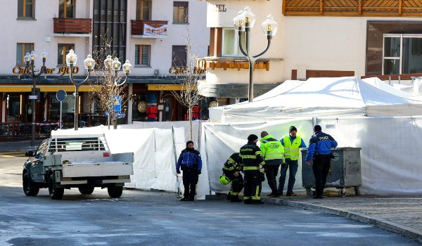 Pasukan kecemasan bertugas di lokasi letupan dan kebakaran di bar "Le Constellation", Crans-Montana, Switzerland semasa pesta Tahun Baharu/REUTERS
