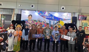 Timbalan Menteri MOTAC, Chiew Choon Man (tengah) ditemui pada program sambutan khas di balai ketibaan di Lapangan Terbang Sibu pagi tadi sempena TMM 2026/Foto Alhadi