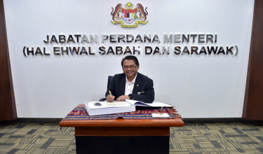 Menteri di Jabatan Perdana Menteri (Hal Ehwal Sabah dan Sarawak), Datuk Mustapha Sakmud