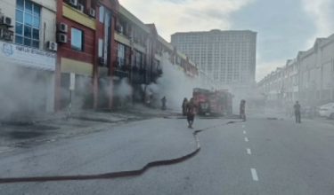 Sebahagian stor yang menyimpan kain serta barangan perkakasan di Bandar Perai Jaya, Perai musnah dalam satu kebakaran