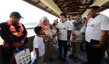 Pengerusi Jawatankuasa Bertindak Pelancongan, Kesenian Dan Kebudayaan negeri Nicole Tan beramah mesra bersama para pelancong sempena Tahun Melawat Malaysia 2026 di Jeti Penumpang Port Dickson hari ini/ Foto BERNAMA