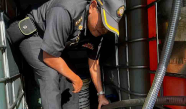 Pemeriksaan bahagian muatan lori di sebuah stesen minyak di Ayer Tawar, Manjung menemukan cecair disyaki diesel bersubsidi/ Foto: KPDN Perak